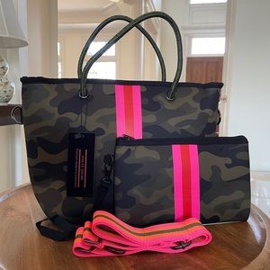Haute Shore Ryan SHOWOFF (fix) Compact Zip Top Tote